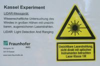 Info-Aufkleber an der Mess-Station über Laser-Strahlung